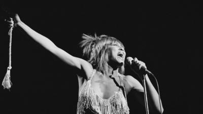 Enillodd Tina Turner wyth Grammy ac fe werthodd hi dros 150 miliwn o recordiau ar draws y byd