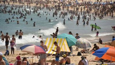 Hundreds of people on Bondi Beach in the middle of the January 2019 heatwave in Australia