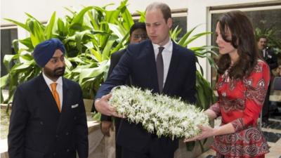 Duke and Duchess of Cambridge lay a wreath