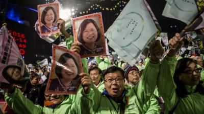 Supporters of Democratic Progressive Party (DPP) presidential candidate Tsai Ing-wen cheer during rally campaign ahead of the Taiwanese presidential election on January 14, 2016 in Taoyuan, Taiwan.