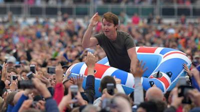 James Blunt crowdsurfing