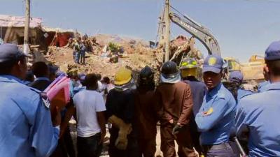 Rescuers and police at the garbage landslide site in Addis Ababa