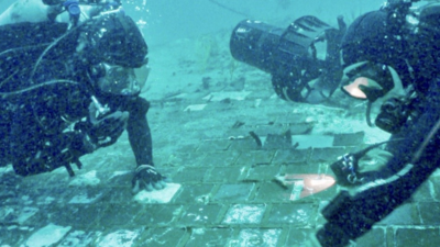 Two divers discovering the debris underwater