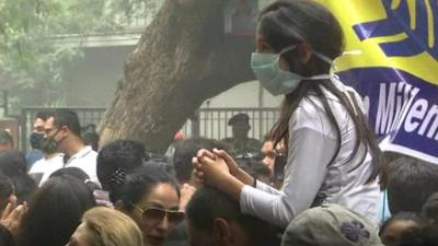 Child with mask in Delhi protest