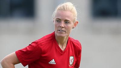 Sophie Ingle trains with Wales