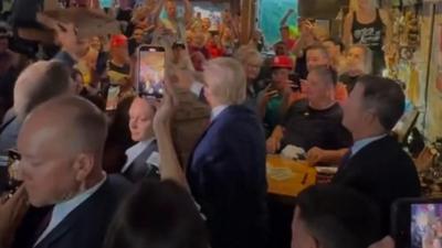 Trump hands out pizza