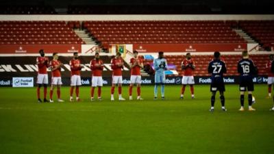 Players applauding paramedic Tony Chadbourne who has died