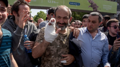 Supporters mob Armenian protest leader Nikol Pashinyan on 23 April 2018