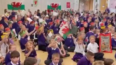 Plant Ysgol Cae'r Nant yn canu