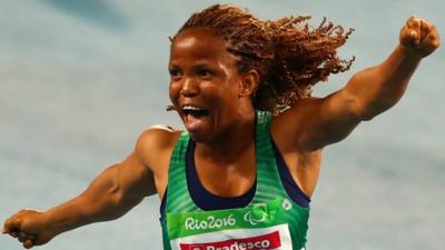 Lauritta Onye of Nigeria celebrates after break the world record