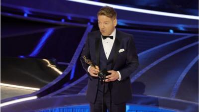 Kenneth Brannagh accepts Oscar