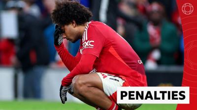 Manchester United's Joshua Zirkzee crouched on the ground