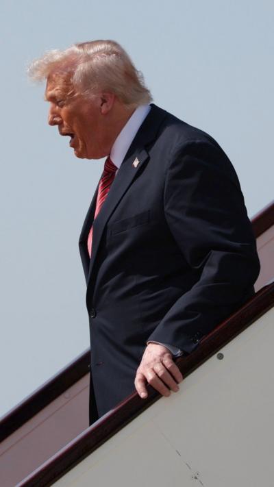 Trump leaves plane