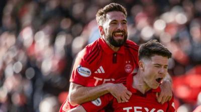 Aberdeen celebrate against Hibs