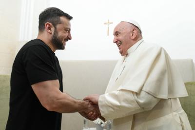 Pope Francis greeting Ukrainian President Volodymyr Zelensky