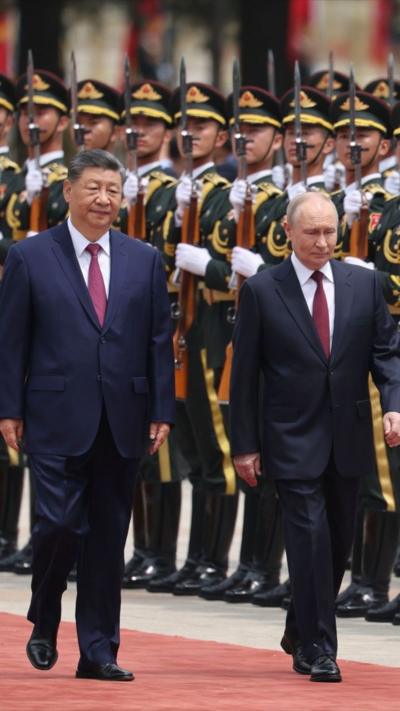 Xi and Putin walk past Chinese soldiers