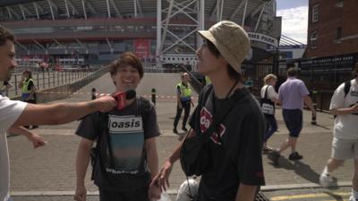 Oasis fans singing