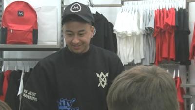 Jesse Lingard with players from a junior football team in Nottingham