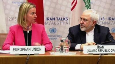 Iranian Foreign Minister Mohammad Javad Zarif (r) and European Union High Representative for Foreign Affairs and Security Policy Federica Mogherini