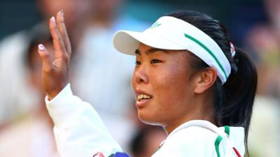 Mimi Xu waves to the crowd
