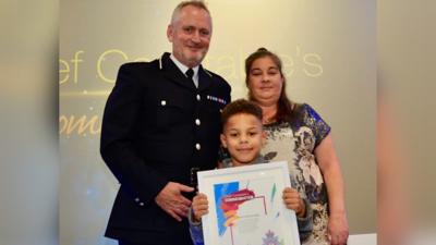 Emma Betteridge and her son Mason with Derbyshire Police Chief Constable Peter Goodman