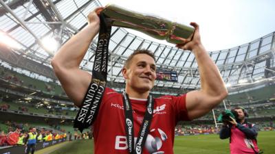 Jonathan Davies raises the Pro12 trophy 