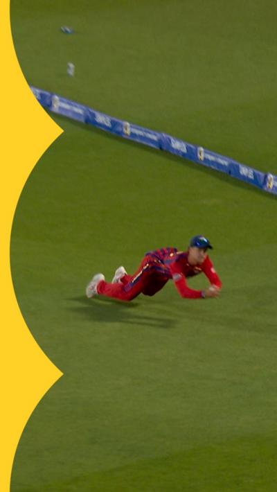 Leus du Plooy taking a diving catch