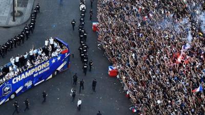 France team on bus