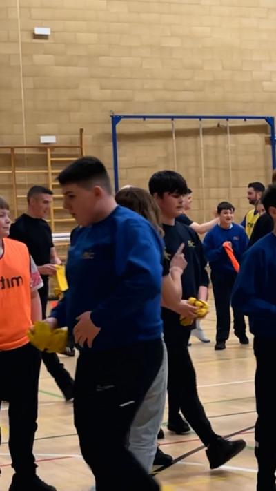 Clann agus oifigearan poilis a' cluich ball-coise