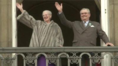 Denmark's Prince Henrik, husband of Queen Margrethe, does not wish to be interred with her in a royal tomb when he dies, the palace announces.