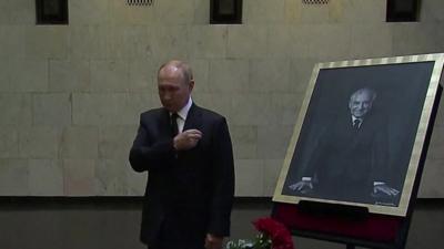 Putin lays flowers at coffin of Mikhail Gorbachev