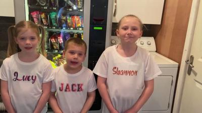 children-with-vending machine.