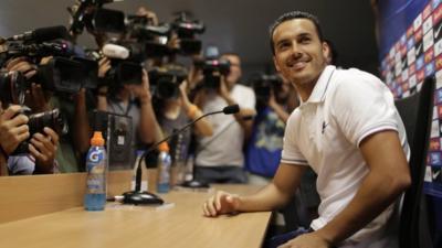 Barca stars on show for Pedro farewell