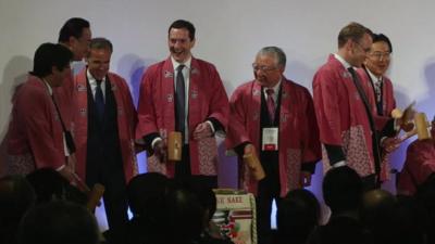 George Osborne and other foreign ministers wearing kimonos in Japan, banging down wooden hammer