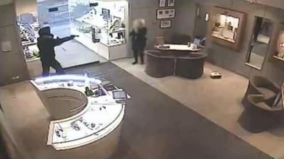 Armed robbery in jewellery shop