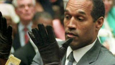 OJ Simpson wearing black leather gloves at his criminal trial in 1995