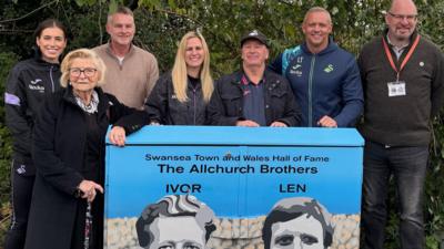 Representatives of the Allchurch family and Swansea City FC unveil new mural of Ivor and Len Allchurch