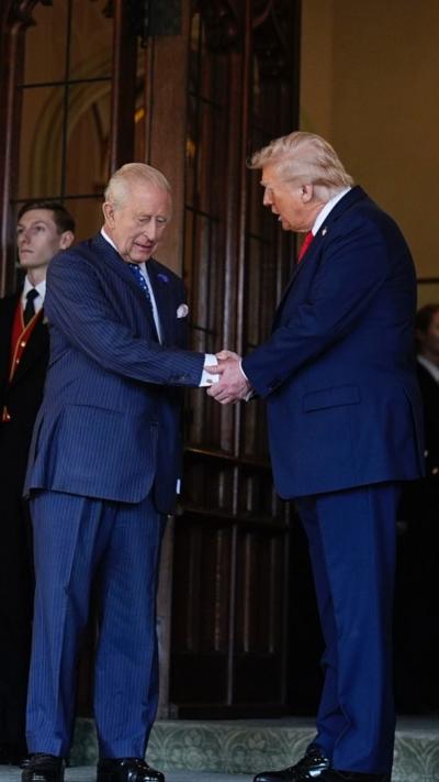 King and Trump shake hands 