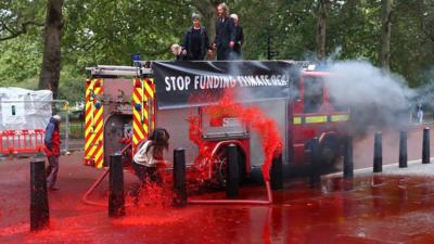 Extinction Rebellion's plan to spray 1,800 litres of fake blood on the treasury did not get off to the best start