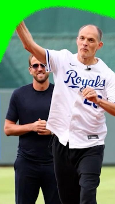 Thomas Tuchel throws baseball