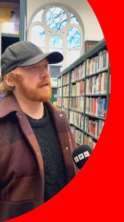 Rupert Grinch in a library 