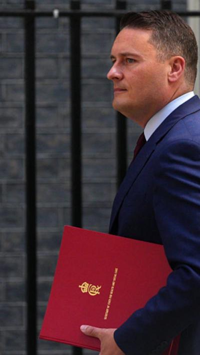 Streeting leaving with red folder