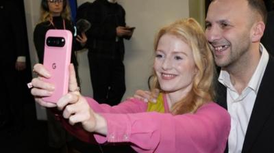 Hannah Spencer and Zack Polanski take a selfie 