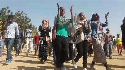 Protesters chant and clp their hands in Khartoum