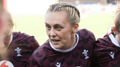 Hannah Jones speaks to her team before the win over Spain