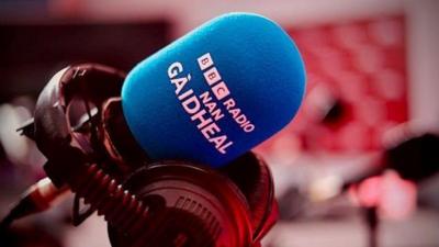 Mic le BBC Radio nan Gàidheal sgrìobhte air