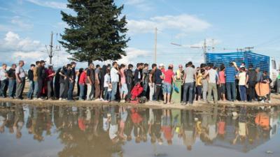 Queues of migrants on the Macedonian-Greece border