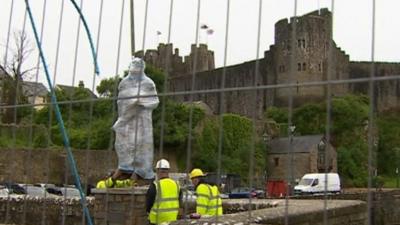 Statue of Henry Tudor is put in place in Pembroke