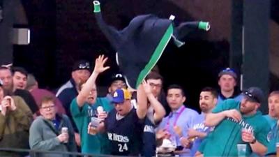 Fan throws jacket to try and catch home run ball