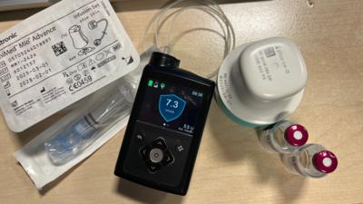 Dealbh a' sealltainn insulin pump, sensor, reservoir agus infusion set airson insulin pump and botail bheaga de dh' insulin.